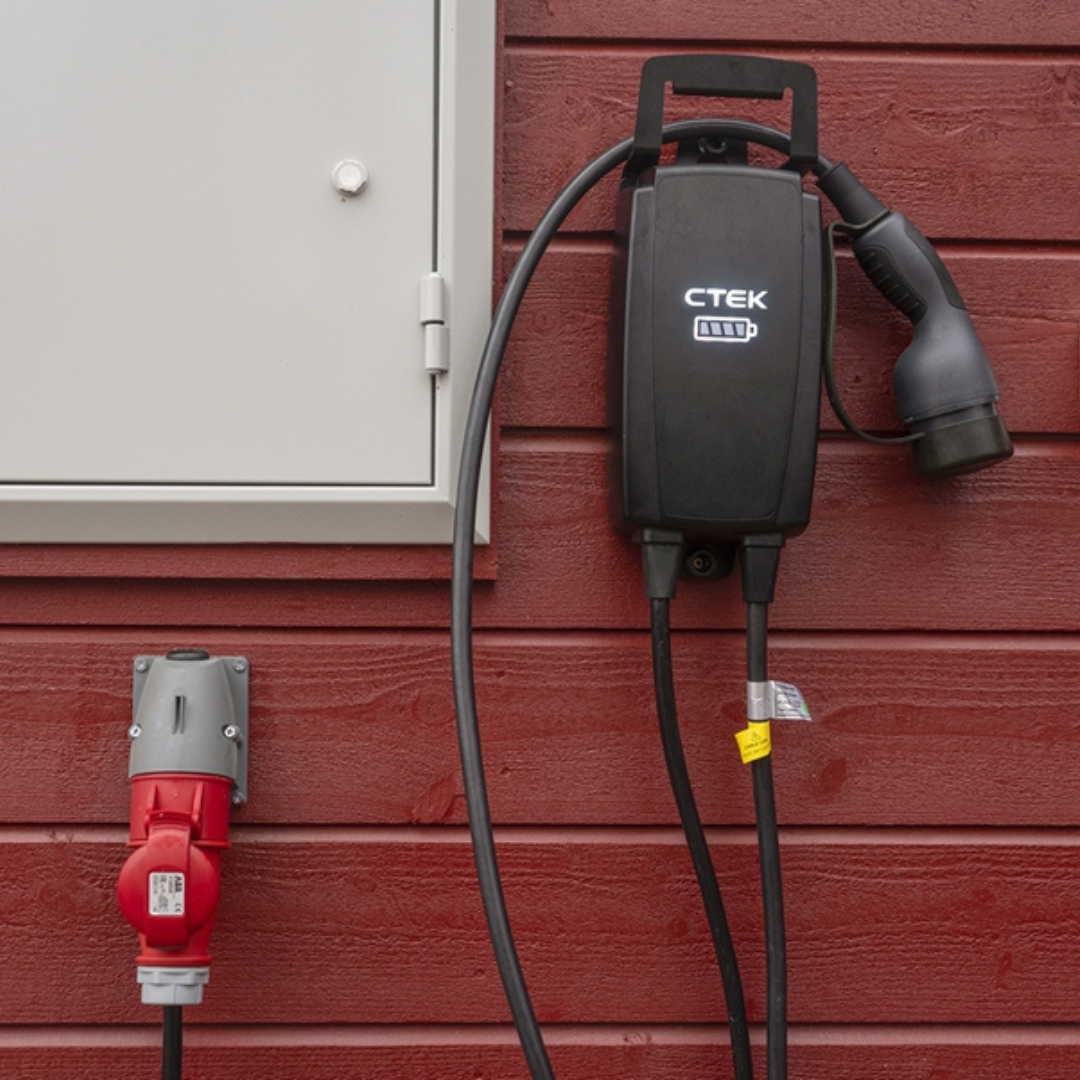 CTEK Njord Go laddbox på vägg