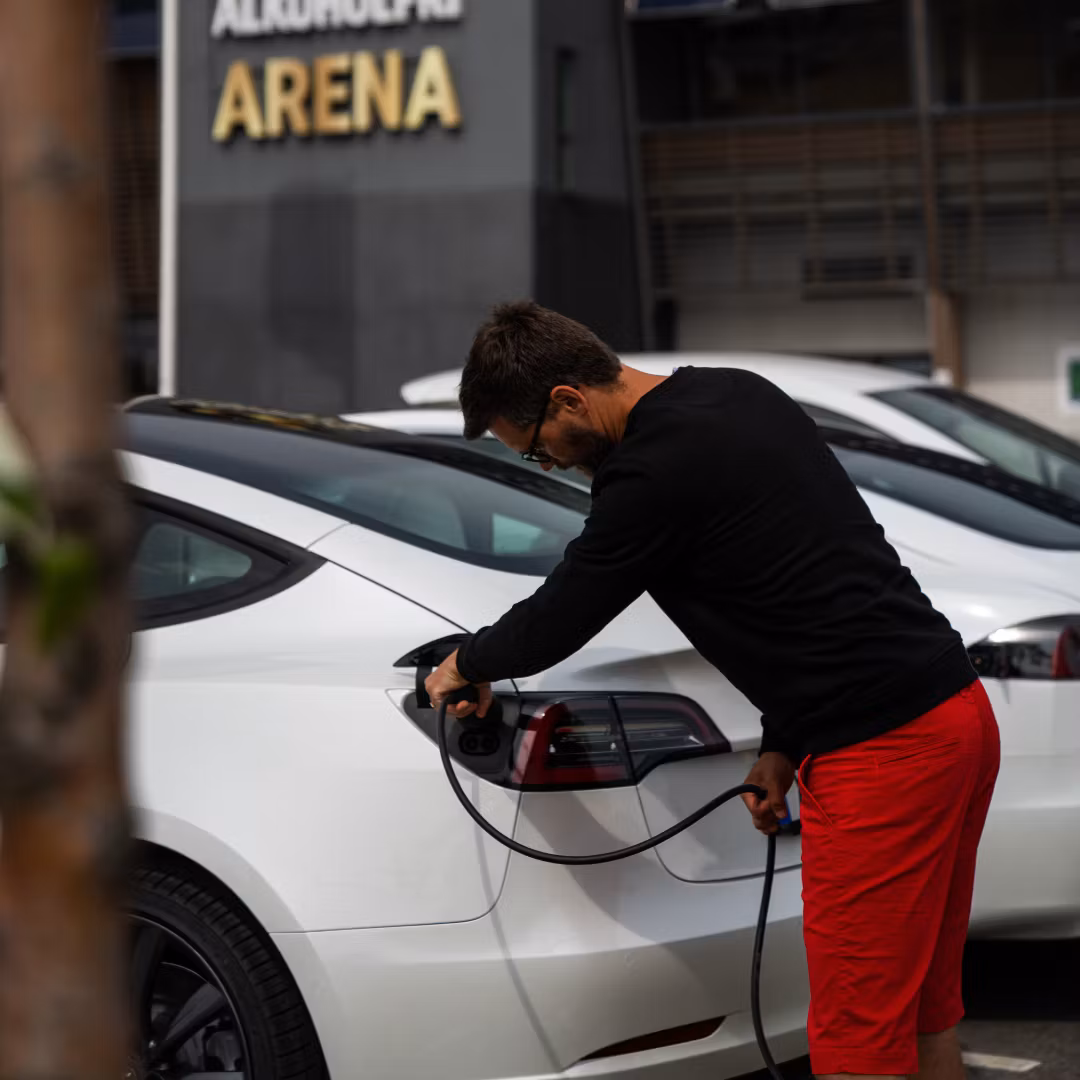 Ladda Tesla med laddkabel