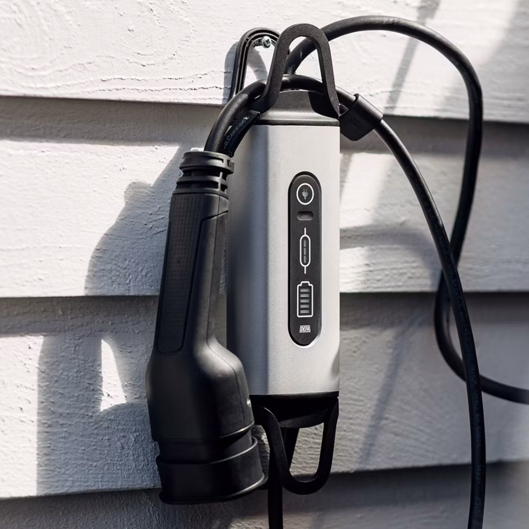 eMove Laddkabel DEFA på vägg