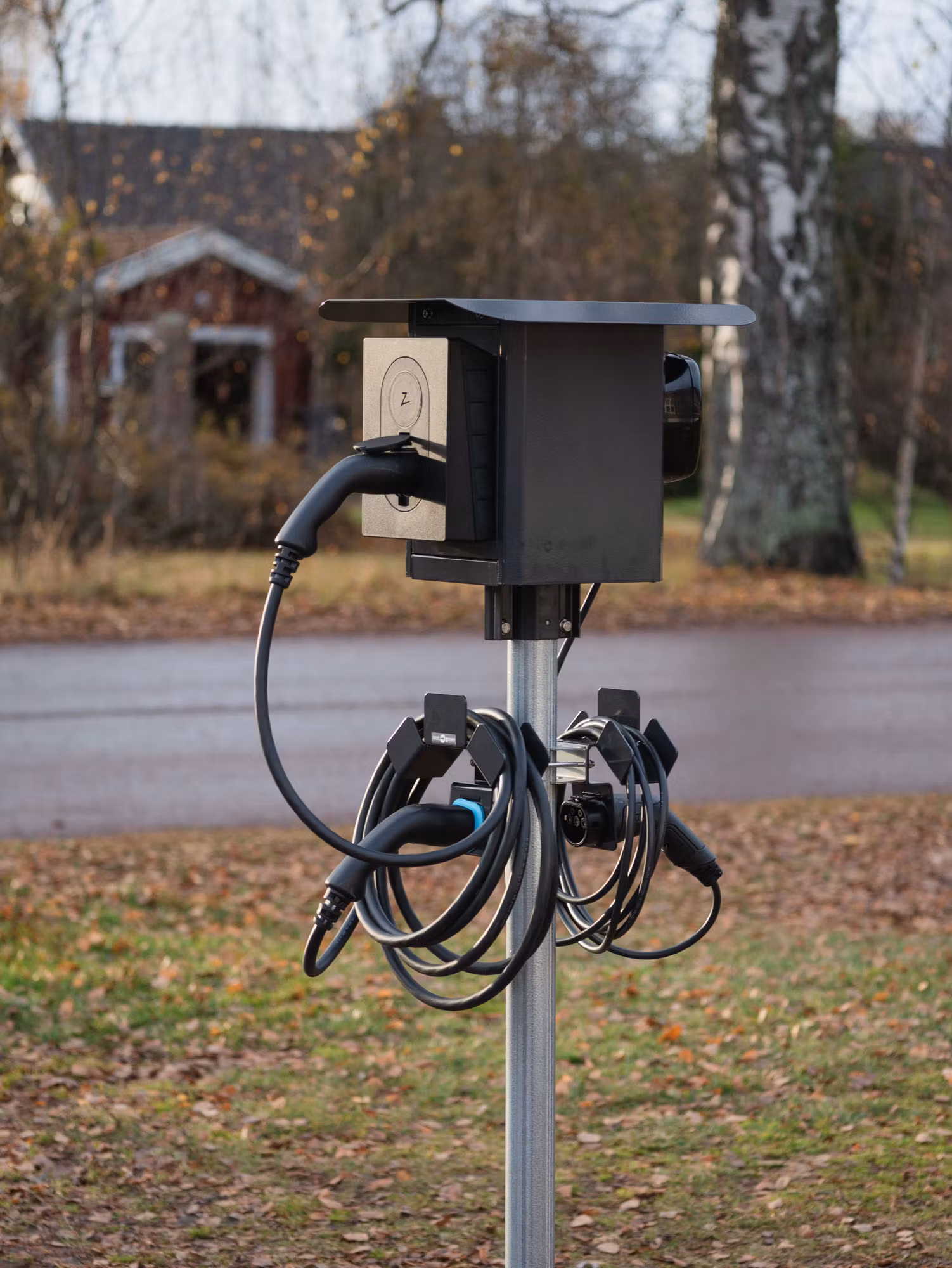 Polebox Compact till Zaptec Go och Wallbox Pulsar plus