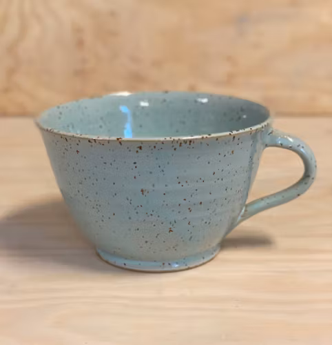 Ljusblåturkos mugg med lavaprickar