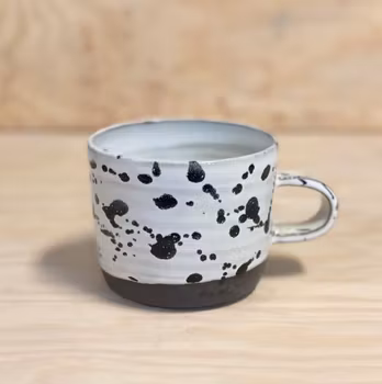 Mugg, svart skvätt