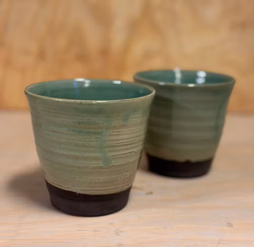 Kaffemugg, brun lera med grön glasyr