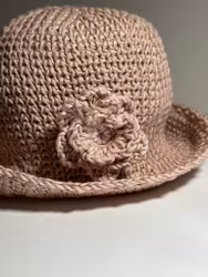 Rosa hatt med blomma