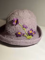 Hatt med lila blommor