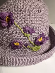 Hatt med lila blommor