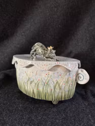 Katten Okis på burk med lock