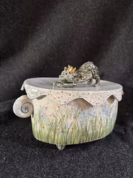 Katten Okis på burk med lock