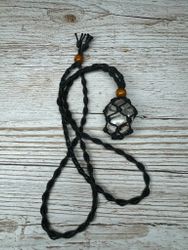 Makraméhalsband för kristall (svart med träkulor)