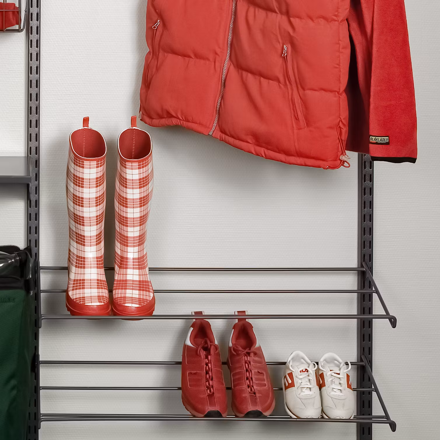 Skohylle for opphengsskinne