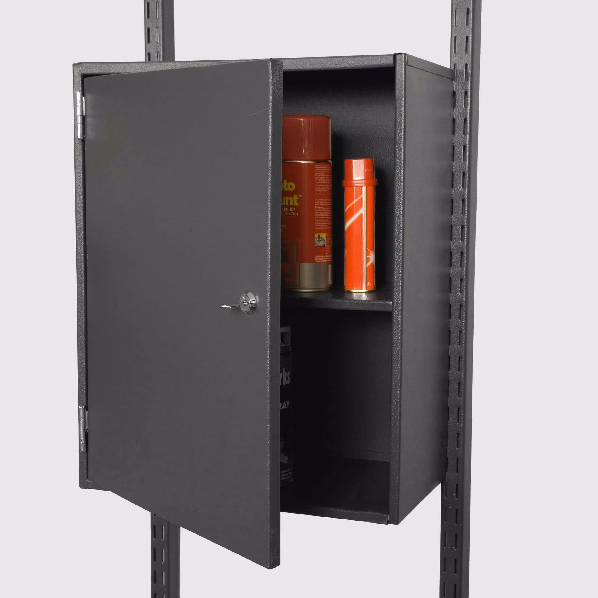 Låsbart skåp till hängskena