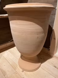 Terracottakruka Hasslö på fot