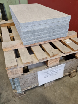 42: Grå Granit- plattor -flammade, ca 4m2
