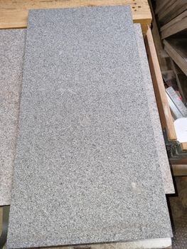 55:  Granit-plattor-mörkgrå- flammade, ca 15m2