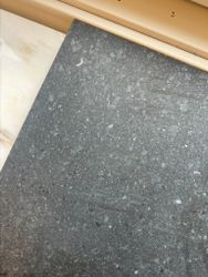 50: Granit- Antal 90st (ca 15m2) Mått: 600 x 300 x 10 mm
