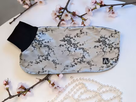 Silkedekken sølvfarget m/blomster i sort og hvitt L