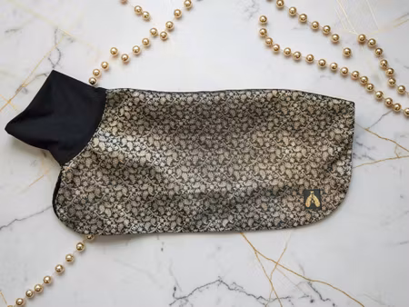 Silkedekken sort med blomster i gull L