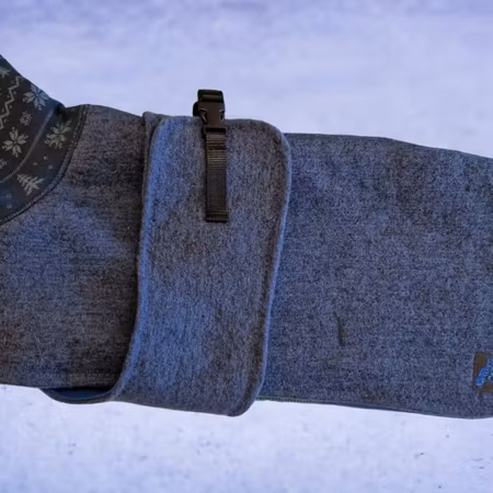 Denimblått ulldekken med bryst/magebelte L