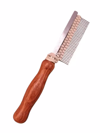 Strikket kam med trehåndtak Medium (18cm)