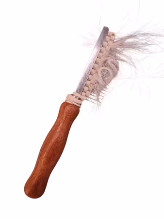 Strikket kam med trehåndtak Grov (18cm)