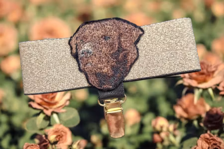 Nummerlapp holder ermstrikk med Labrador