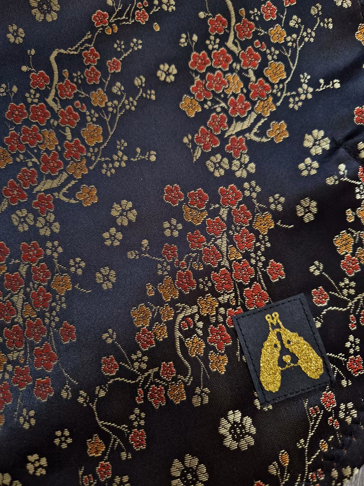 Silkedekken sort brokade sateng m/blomster M