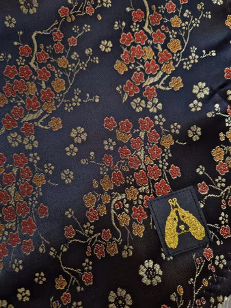 Silkedekken sort brokade sateng m/blomster M