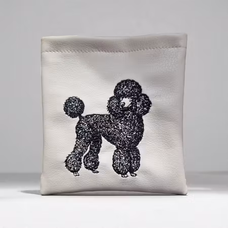 Godbitlomme Vinterhvit m/maskinbrodert Puddel 11x11cm