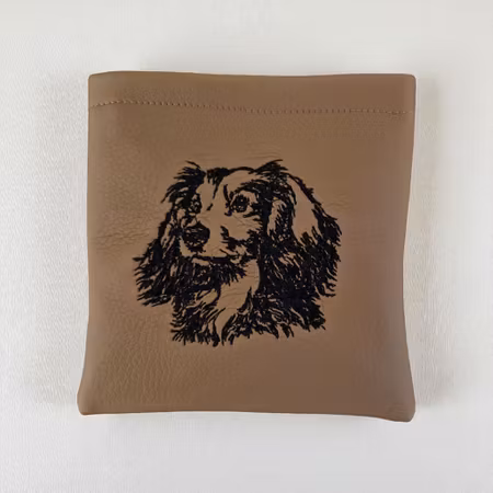 Godbitlomme Kamelfarget m/maskinbrodert Dachs 11x11cm