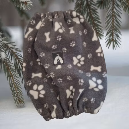 Fleece ørehette grå med hundepoter M