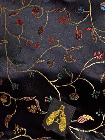 Silkedekken sort brokadesateng m/blomster S