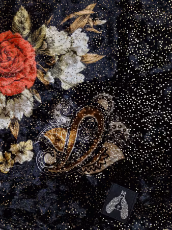 Silkedekken sort velour med blomster S