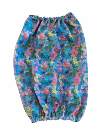 Matørehette vår blå med blomster og sommerfugler