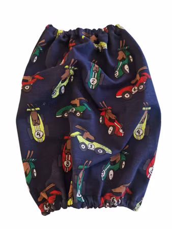 Matørehette mørk blå med hund i racerbil