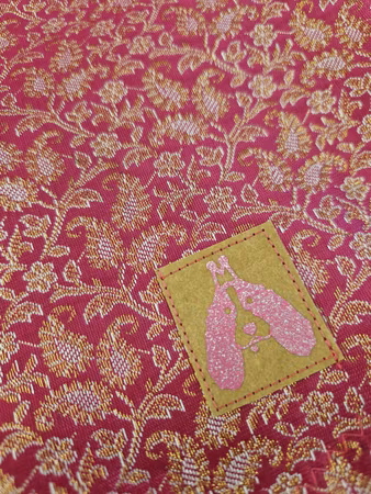 Silkedekken Cyklamen/gullmønstret brokade ESS M