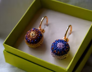 Glitrende julekuler gullbelagt