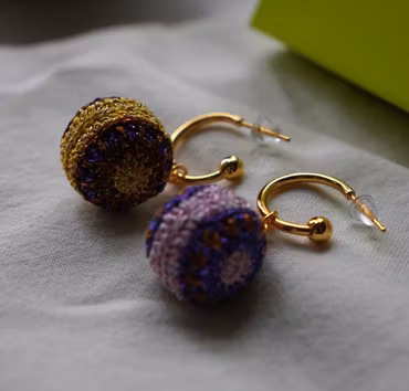 Glitrende julekuler gullbelagt