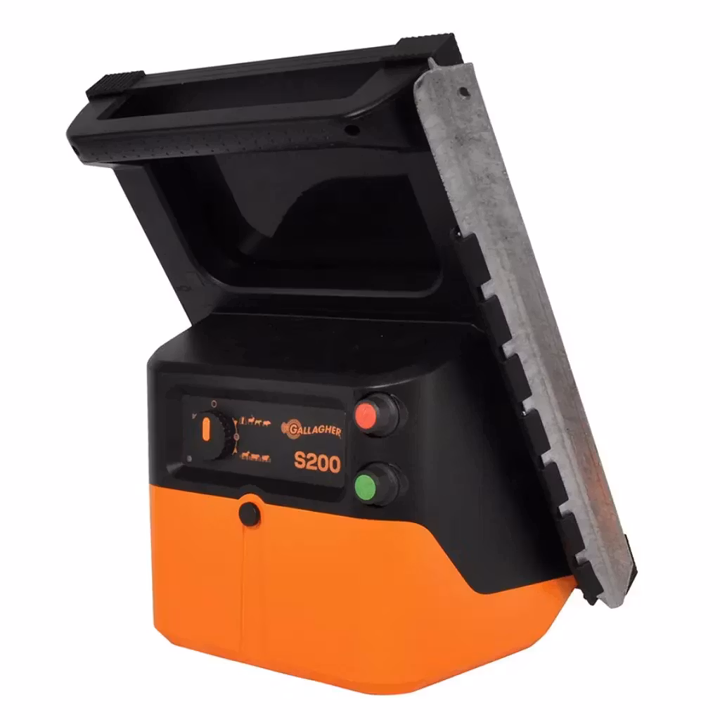 Baksidan - Solpanelsaggregat Gallagher S200 inkl batterier