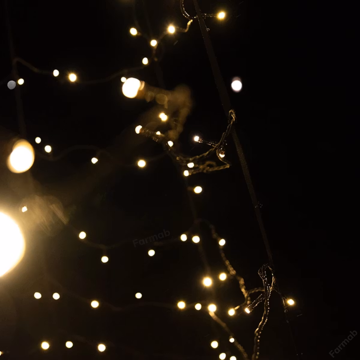 Skapar en stämningsfull ljusbild i trädgården eller entrén