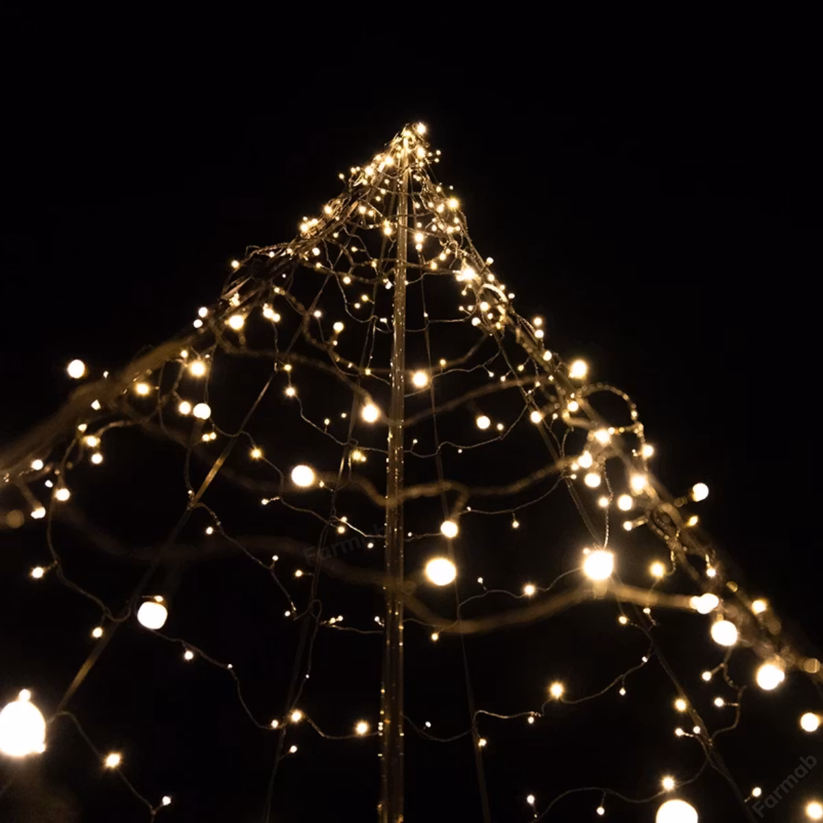 2 meter hög ljusgran med 300 varmvita LED-lampor