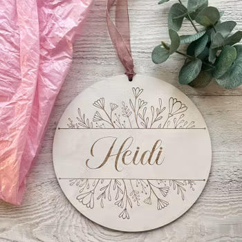 Namnskylt i trä- Blomrad