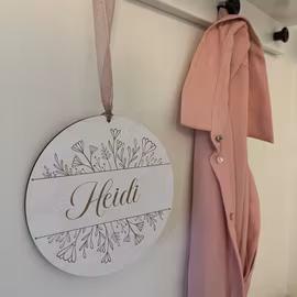Namnskylt i trä- Blomrad