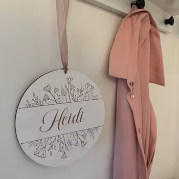 Namnskylt i trä- Blomrad