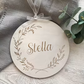 Blommig namnskylt i trä