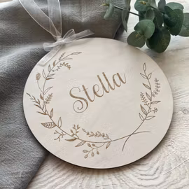 Blommig namnskylt i trä