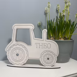 Traktor skylt med namn- stående
