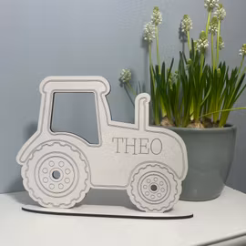 Traktor skylt med namn- stående