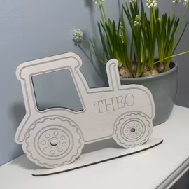 Traktor skylt med namn- stående