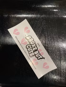 Dekal ”Broke but cute”