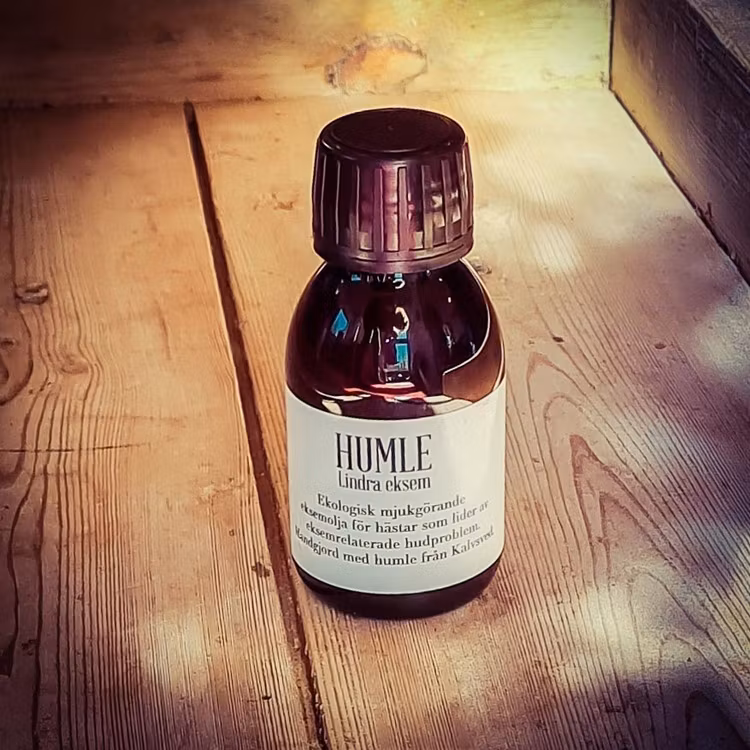 HUMLE  Hud Ro- Häst (Lindra Eksem  byter namn) En mild och kraftfullt verkande olja att stötta känslig hud med symptom hos din häst